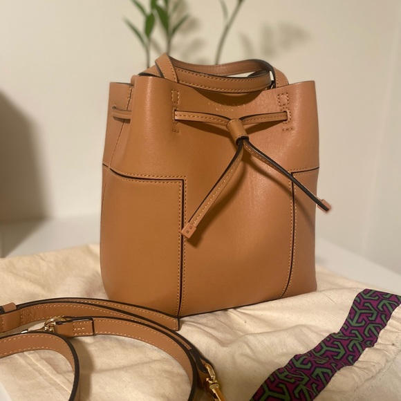 Tory Burch bucket bag with crossbody strap - Picture 3 of 5